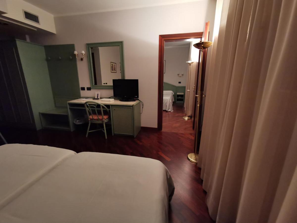 Hotel Le Ville Модена Екстериор снимка