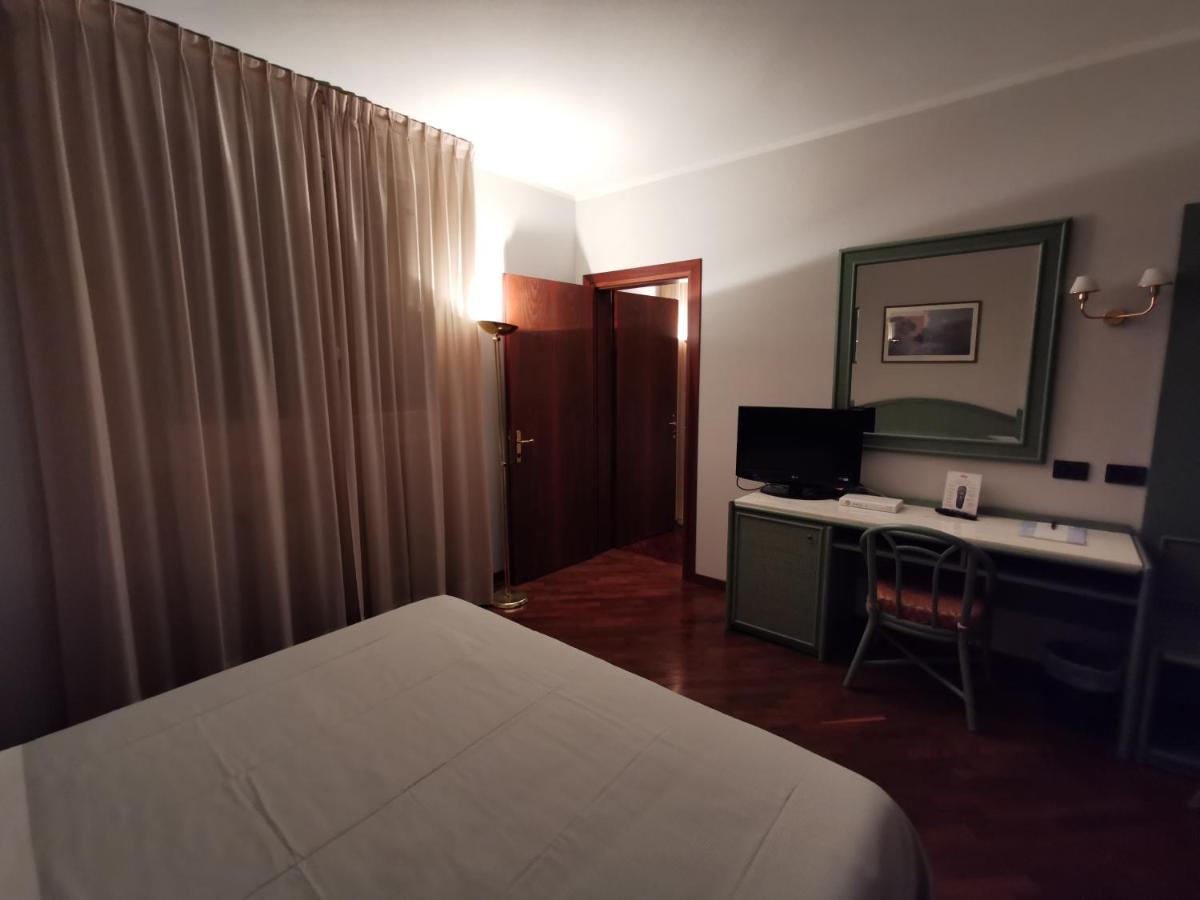 Hotel Le Ville Модена Екстериор снимка