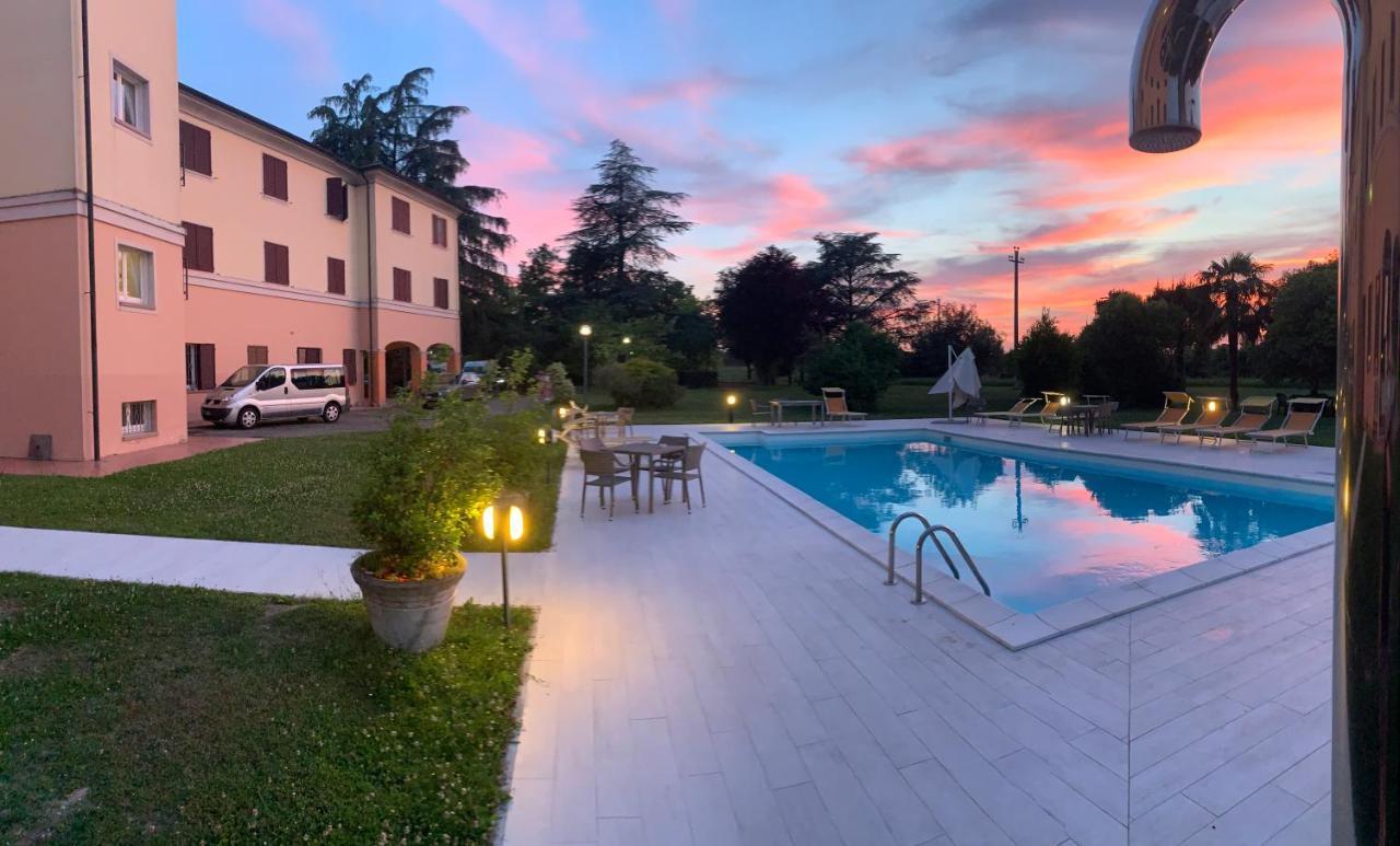 Hotel Le Ville Модена Екстериор снимка