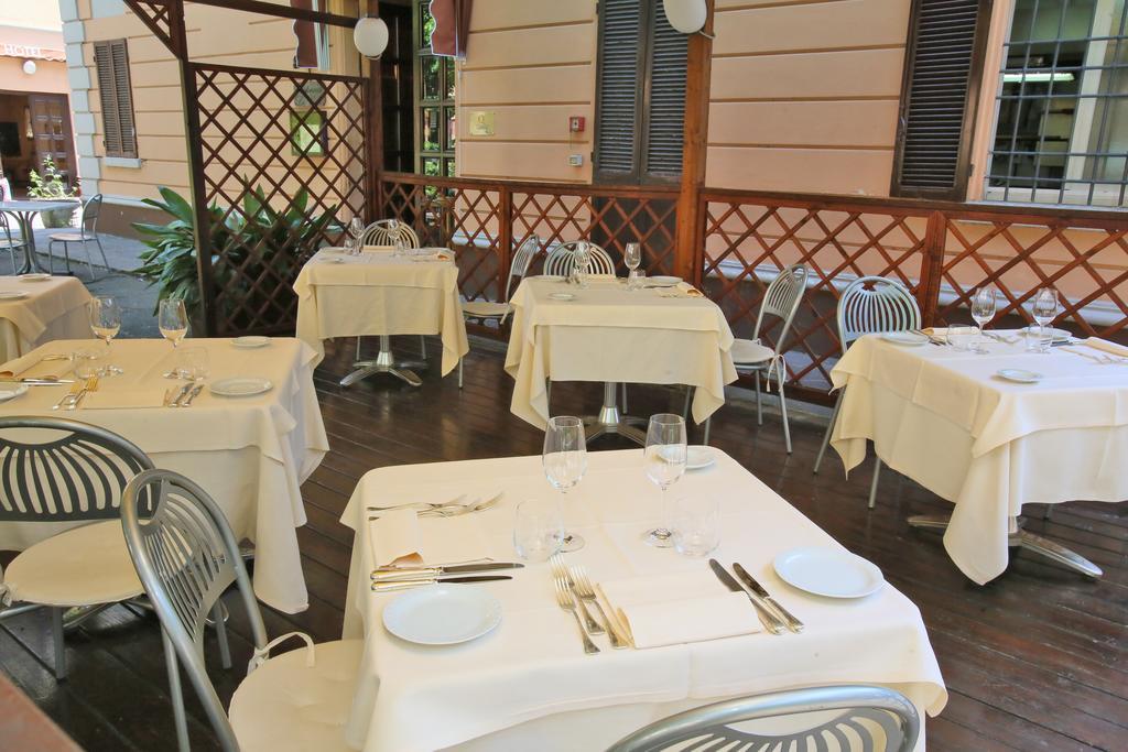 Hotel Le Ville Модена Екстериор снимка
