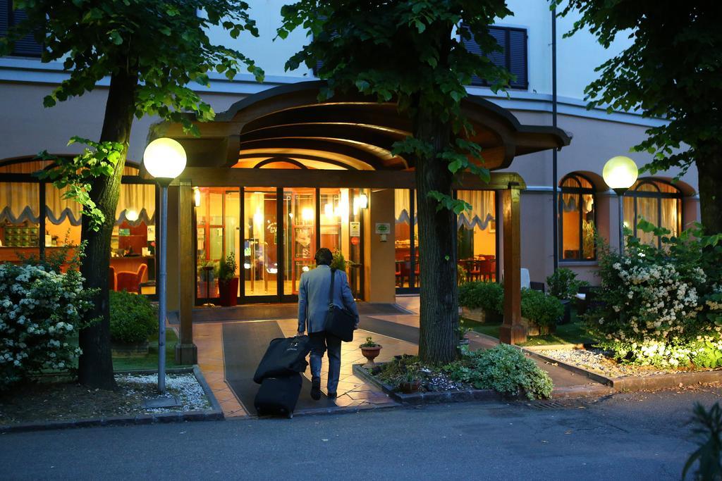 Hotel Le Ville Модена Екстериор снимка