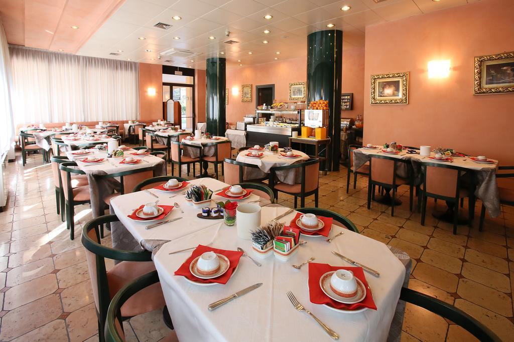 Hotel Le Ville Модена Екстериор снимка