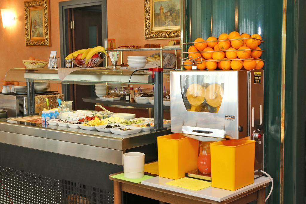 Hotel Le Ville Модена Екстериор снимка