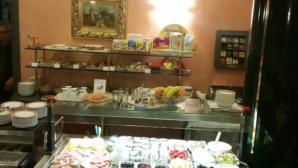 Hotel Le Ville Модена Екстериор снимка