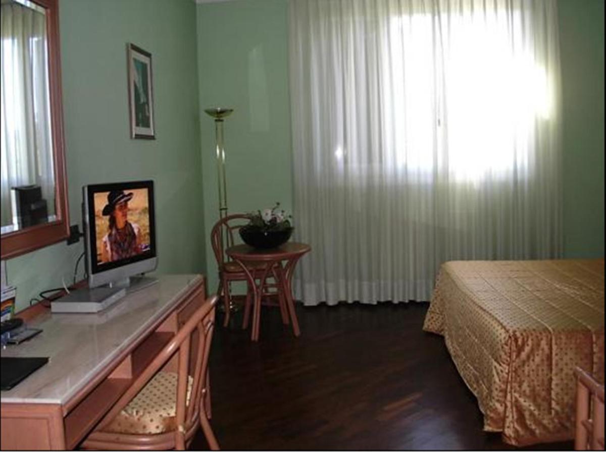 Hotel Le Ville Модена Стая снимка