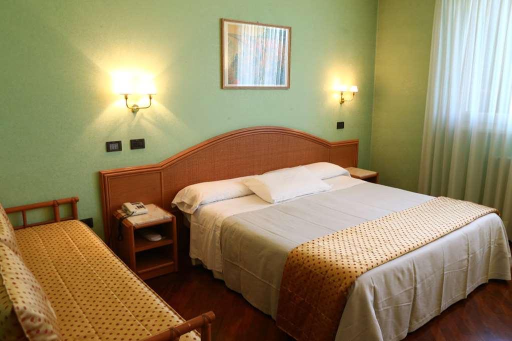 Hotel Le Ville Модена Стая снимка